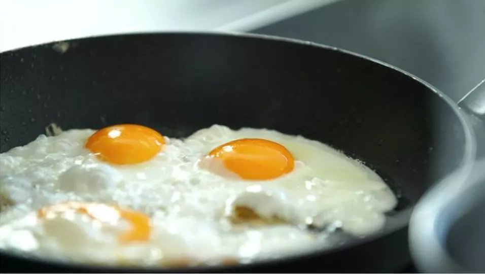 Ab in die Pfanne: Einfacher Trick macht deine Spiegeleier richtig ...