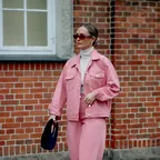 Hosen-Trend 2025: Jeans tragen wir absofort in der Trendfarbe des Frühlings