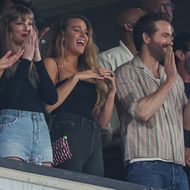 Taylor Swift mit ihren Hollywood-Freunden Blake Lively, Ryan Reynolds und Hugh Jackman (v.l.n.r.) im Football-Stadion.