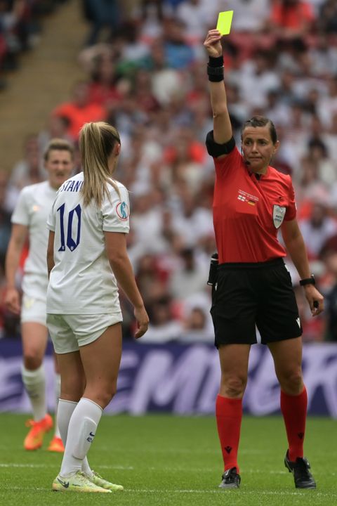 Nach dem Foul: Schiedsrichterin Kateryna Monyul zeigt Englands Georgia Stanway die gelbe Karte