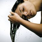 Warum wir Shampoo jetzt kopfüber aus unseren Haaren waschen