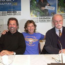Peter Maffay mit Lothar Behncke (r.) und Fritz Rau bei der Vorstellung des Musicals "Tabaluga und das verschenkte Glück" 2003 in Bremen