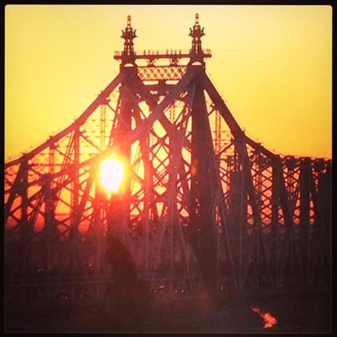Aus ihrer Wahlheimat New York postete Madeleine die Brooklyn Bridge bei Sonnenaufgang („Erster Frühlingstag“).