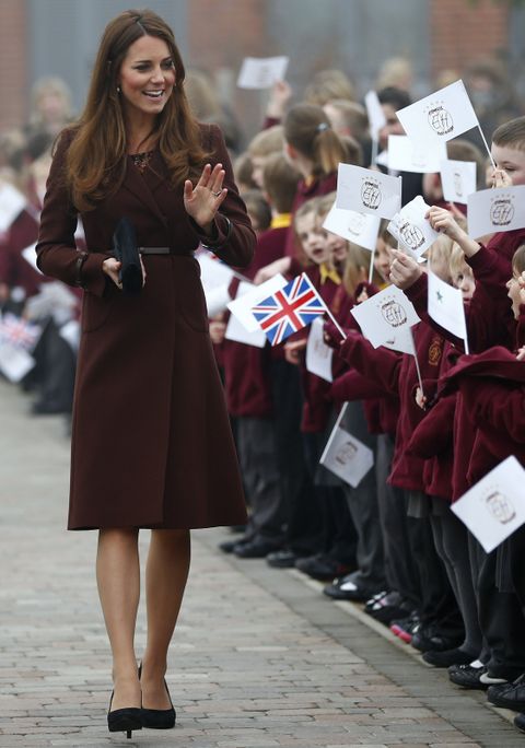 In Grimsby wurde Kate am 5. März 2013 von 2.000 Fähnchen schwingenden Fans bejubelt. Ihr Look: der „Celeste“-Mantel von Hobbs 