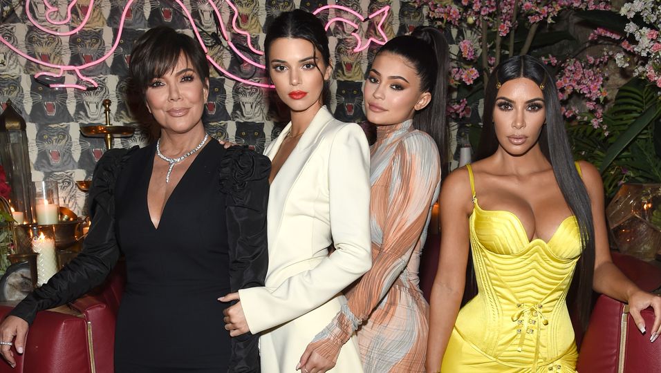 Kris Jenner: Zu ihrem 67. Geburtstag erscheinen ihre Kinder und Enkel verkleidet als Kris