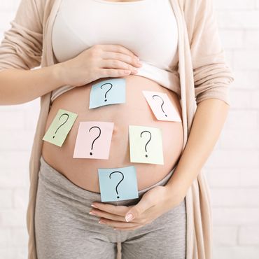 Schwangere Frau sucht Babynamen