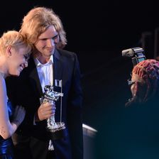 Freude pur! Sängerin Miley Cyrus gewann mit ihrem Lied „Wrecking”, den MTV-Award für das „Video des Jahres”. 