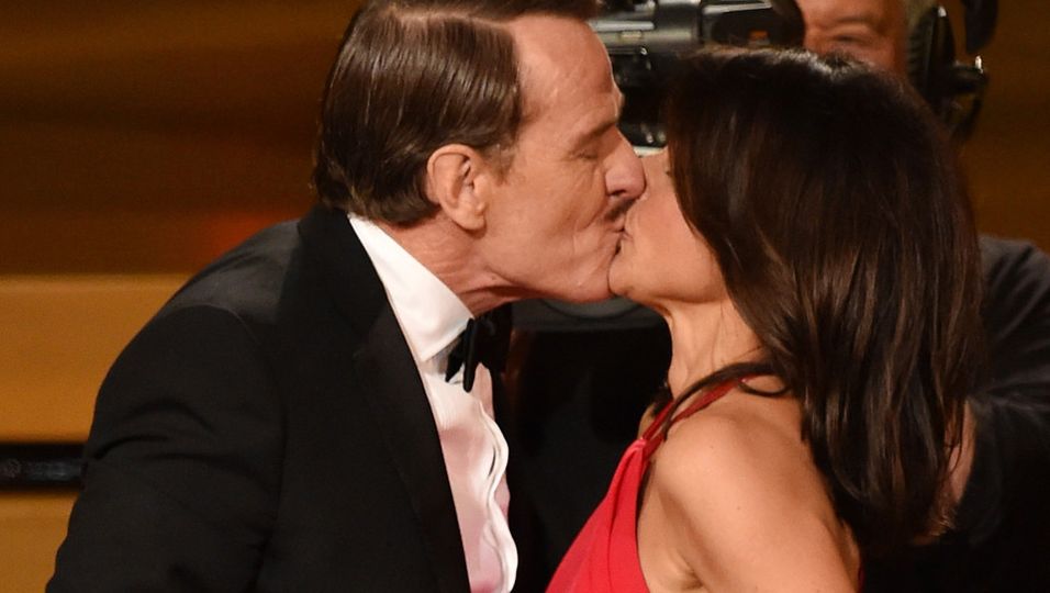 Bryan Cranston | Kuss für Julia Louis-Dreyfus bei den Emmys 2014