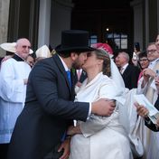 Maria Teresita Prinzessin von Sachsen und Beryl Alexandre de Saporta küssen sich nach der Trauung.