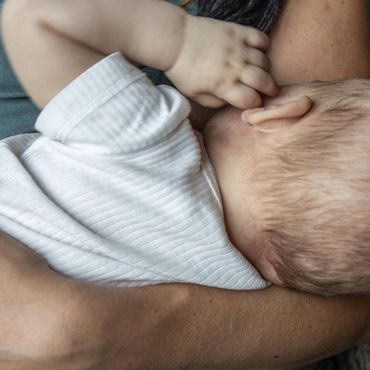 Mother breastfeeding her baby SWEDEN x96x *** Mother breastfeeding her baby SWEDEN x96x, PUBLICATIONxINxGERxSUIxAUTxONLY Copyright: xMartinaxHolmbergx xTTx BABY