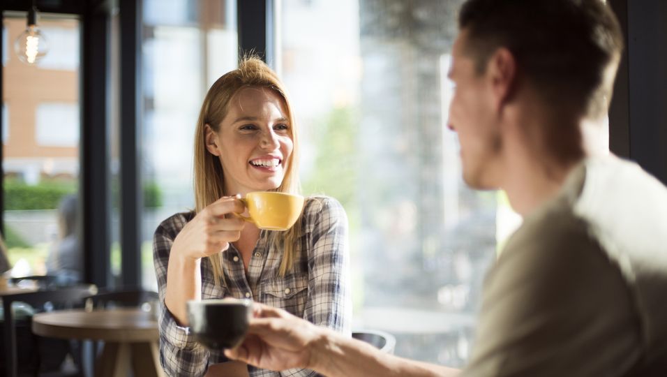 Mann und Frau haben ein Date in einem Café