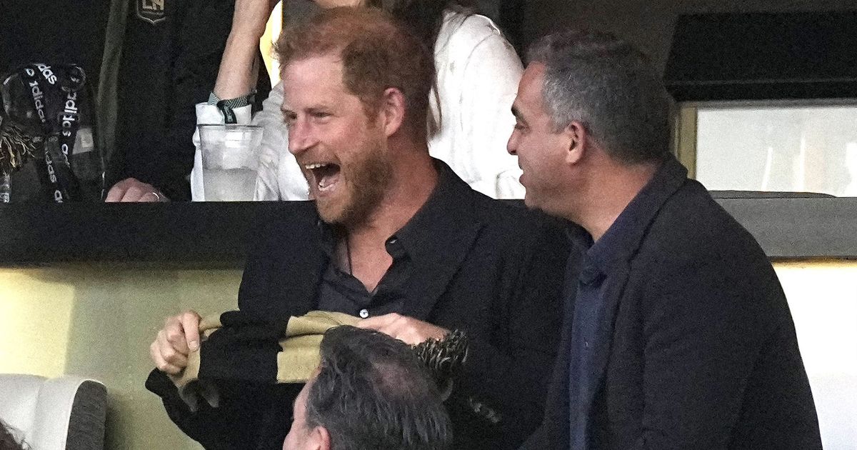 Prinz Harry Völlig losgelöst genießt er ein Fußballspiel solo BUNTE.de