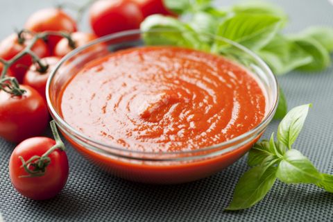 Immer rot statt weiß! Wählen Sie lieber eine Tomatensoße, anstelle von einer Sahnesoße. So sparen Sie sich täglich viele Kalorien.