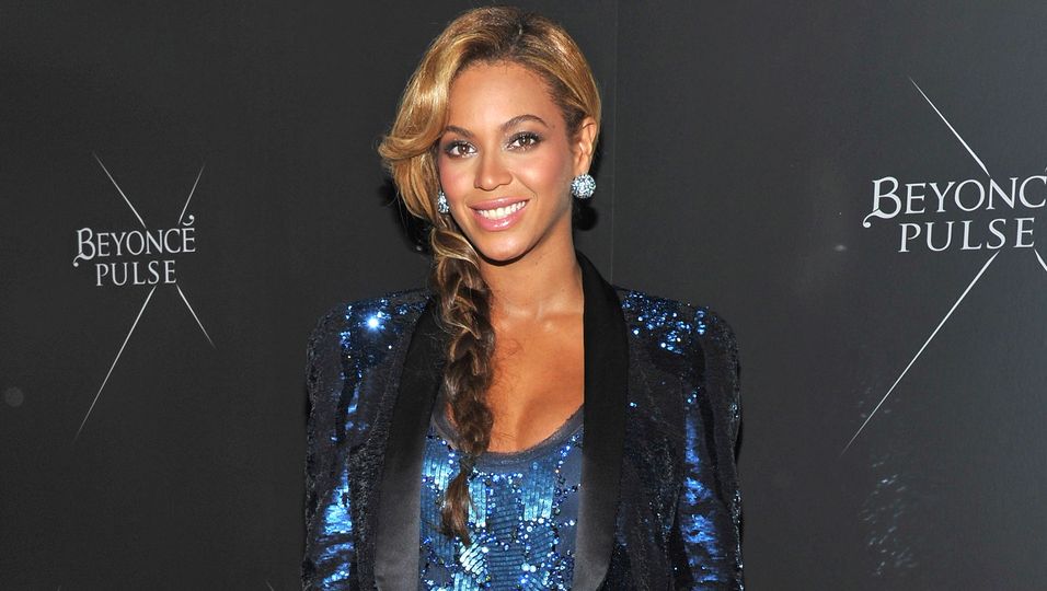Beyonce in einem blauen Kleid und mit einem französichen Zopf.