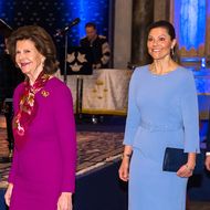 Victoria & Silvia von Schweden: Zartes Blau und kräftiges Violett: Bei einer Ausstellung setzen sie auf Frühlingsfarben
