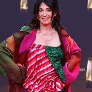 Iris Berben - Netzschuhe und bunter Laken-Look – Ihr Filmpreis-Outfit ist ein Hingucker 
