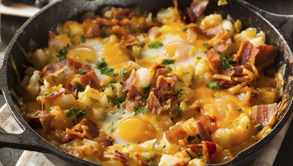 Rustikal &amp; Deftig: Kartoffelpfanne mit Speck und Spiegelei | BUNTE.de