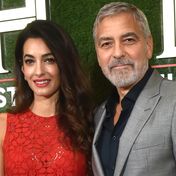 Amal & George Clooney: Hollywoodreifer Auftritt: Im roten Spitzen-Jumpsuit stiehlt sie ihm die Show