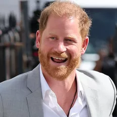 Prinz Harry gutgelaunt bei seiner Ankunft in Nottingham.