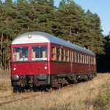 Klein und rot: der Nostalgiezug in der Lüneburger Heide nimmt Touristen mit.