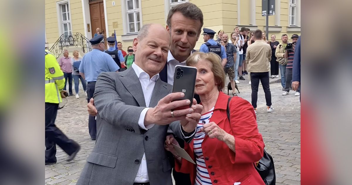 Olaf Scholz & Emmanuel Macron: Selfie-Spaß – hier wirken sie herrlich normal