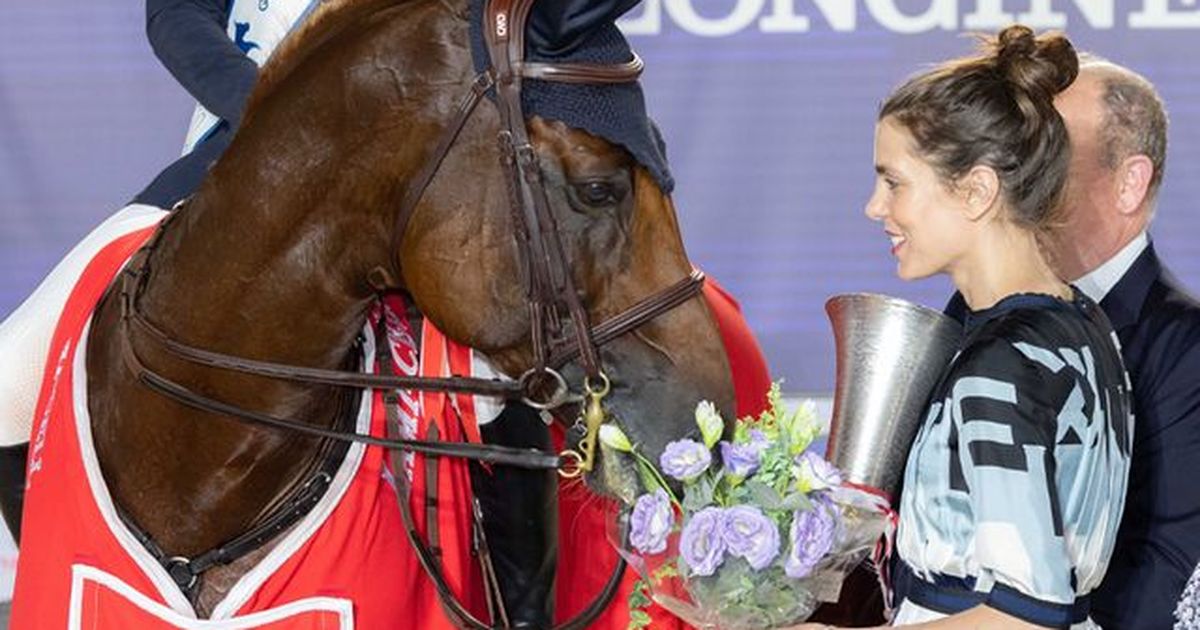 Charlotte Casiraghi: Ein Pferd stiehlt ihr die Show – und den Blumenstrauß