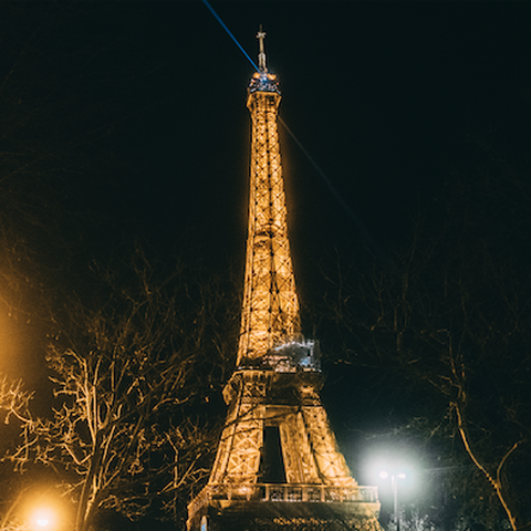 Wer bringt den Eiffelturm zum Funkeln? Laut einer bezaubernden 8-Jährigen tut sie es