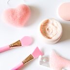 Besser als Beauty Blender und Co.: Der ungewöhnliche Silk Brush ersetzt unsere Pinsel