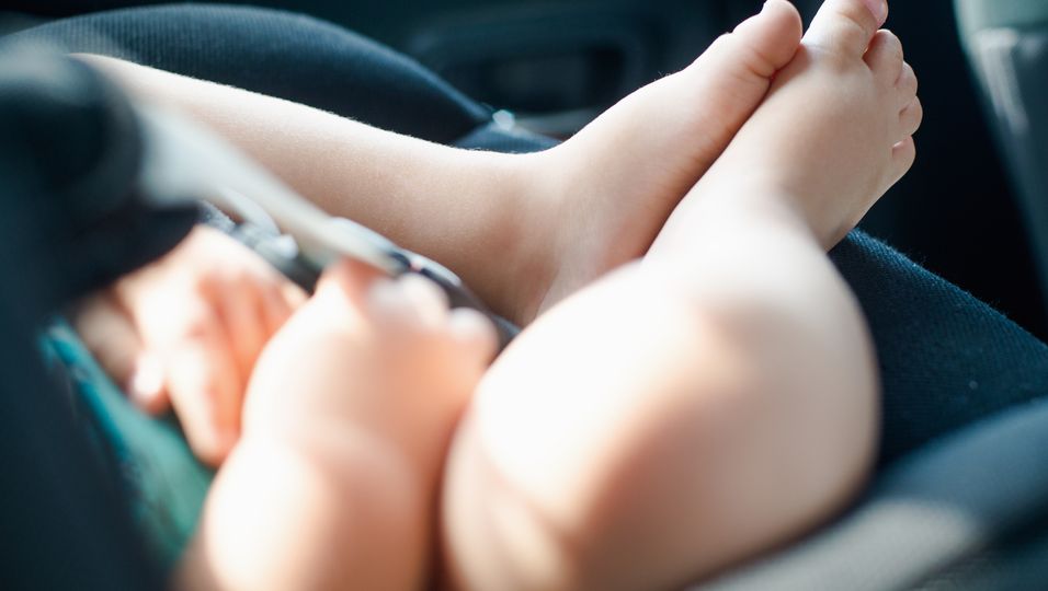 Ein junges Paar hat sein Baby auf der Rückbank eines Taxis vergessen.