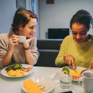 Zwei Mädchen bei Low-Carb-Frühstück