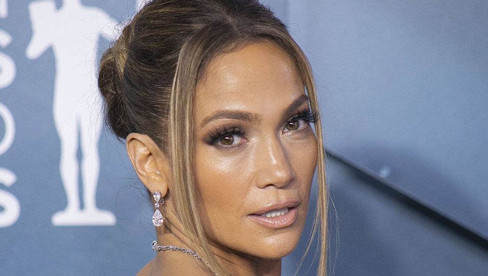Elegant und romantisch: Jennifer Lopez trägt das perfekte Kleid für Hochzeitsgäste