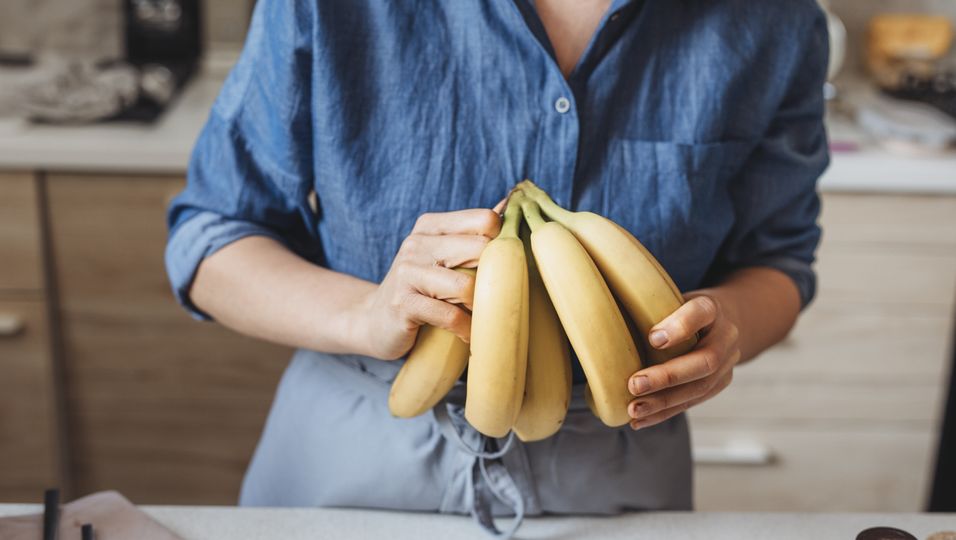 Gefahrlicher Tiktok Trend Bananenschale als vermeintlicher Alleskonner Finger weg von diesen Food Hacks BUNTE
