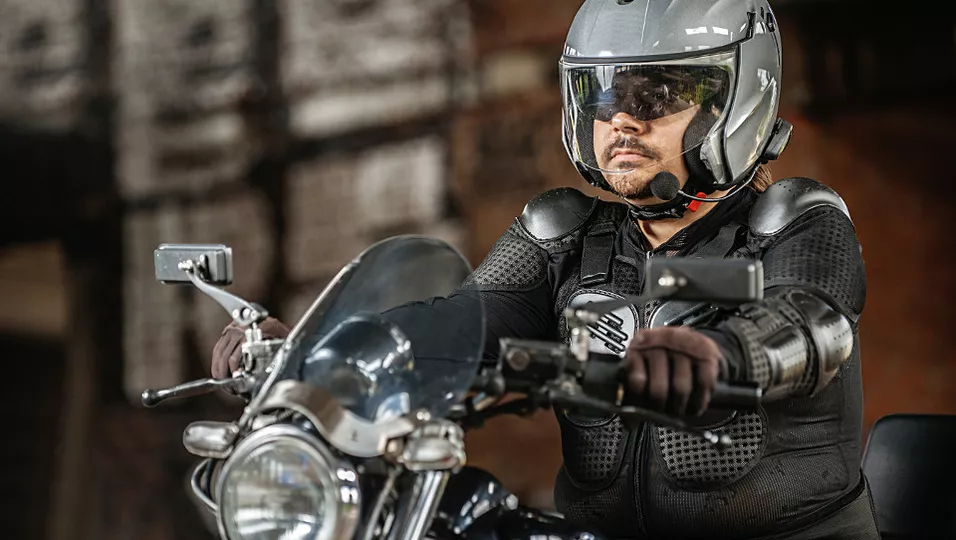 Darf Man Kopfhörer Beim Motorradfahren Tragen Helm für Motorradfahrer: Richtiger Kopfschutz beim Motorradfahren