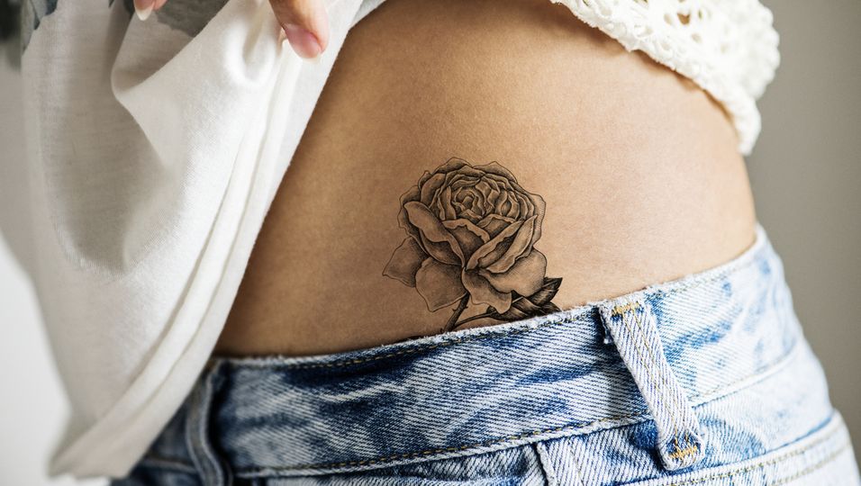 Rosen Tattoo Hüfte