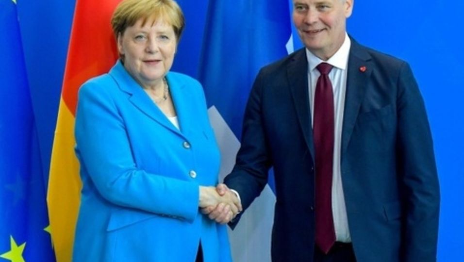 Merkel nach drittem Zitteranfall: "Man muss sich keine Sorgen machen"