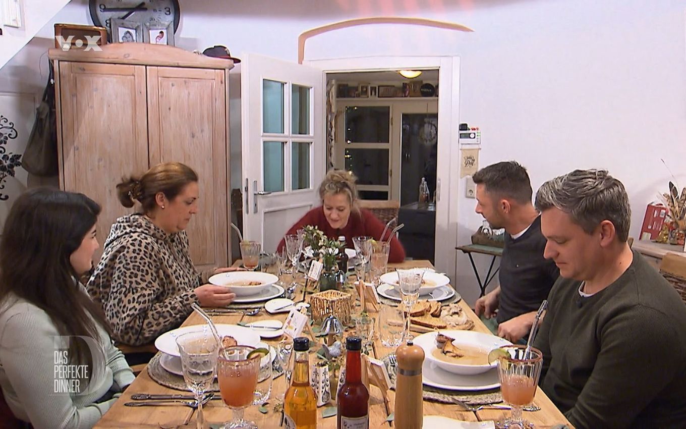 "Das perfekte Dinner" Andrea lässt Gäste eine Stunde hungern BUNTE.de