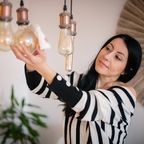 Frau putzt Lampen