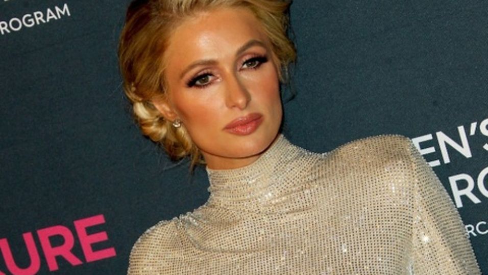 Paris Hilton: Wollte Ghislaine Maxwell sie für Jeffrey Epstein?