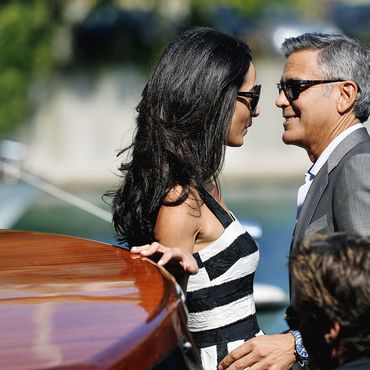 Amal und George Clooney: Aktuelle Szenen erinnern frappierend an die Hochzeit vor rund einem Jahr. Im Anschluss: Bilder der Sause!