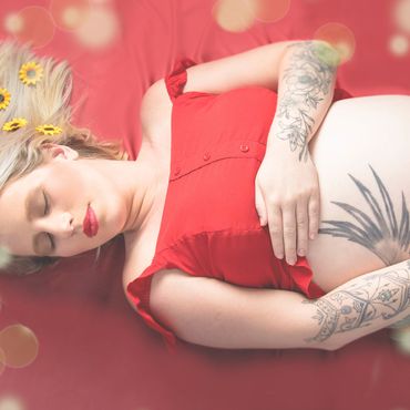 Schwangere Frau mit Tattoos