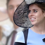 Blumenkleid & XL-Hut: Ihr Hochzeitslook unterstreicht den blassen Teint