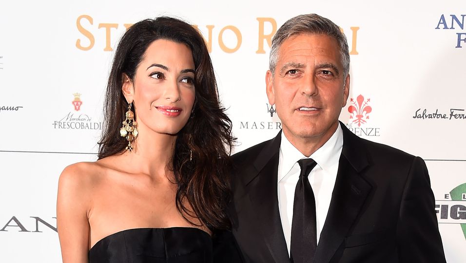 George Clooney und seine Verlobte Amal Alamuddin lachen in die Kameras. Wie wird wohl das erste Bild nach der Hochzeit aussehen?