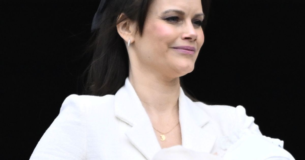 Bei Geburtstagsparade für Carl Gustaf Auf dem Arm von Mama Sofia: Prinzessin Ines feiert ersten Auftritt