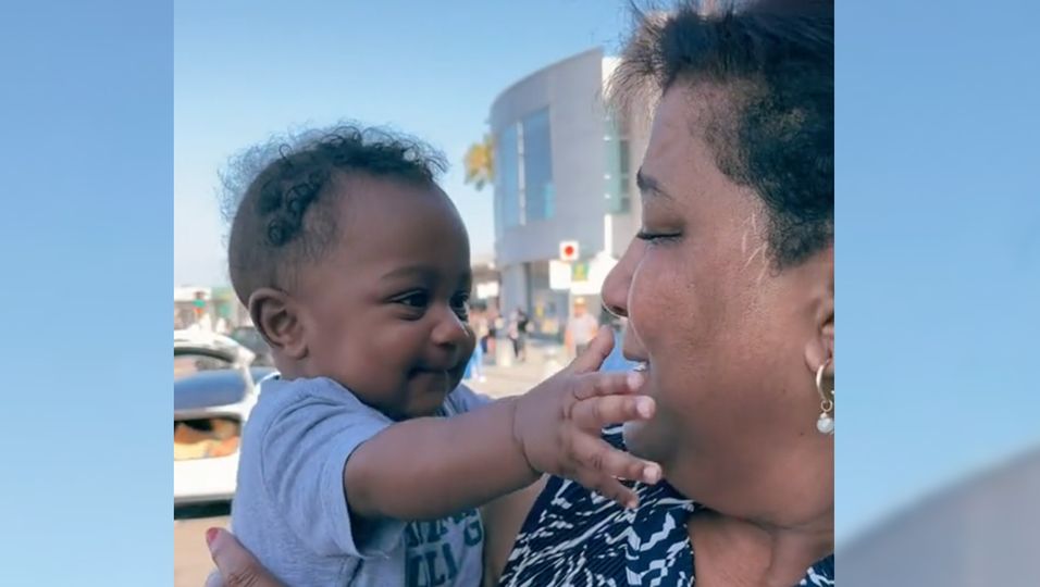 Nach monatelanger Trennung: Baby erkennt seine Oma wieder – und sorgt für ein magisches Wiedersehen