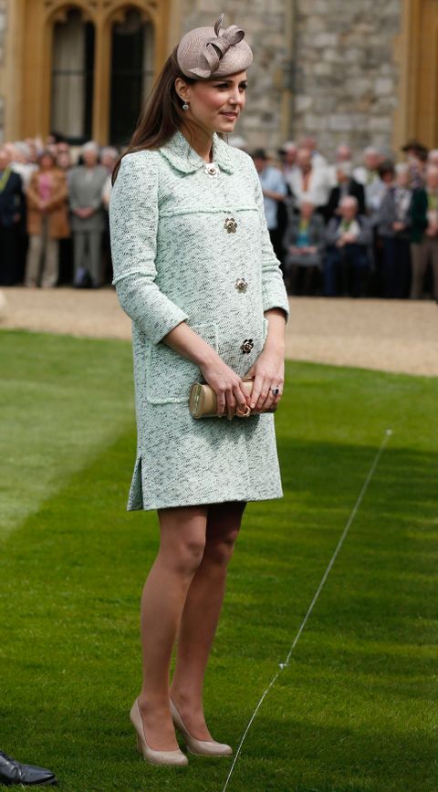 Bei einer Parade vor Schloss Windsor begeisterte die Herzogin in einem lindgrünen Mulberry-Kurzmantel aus leichtem Tweed. 