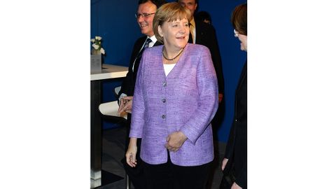 Aber auch ihre kultigen Blazer trägt die mächtigste Frau der Welt immer wieder. (Berlin 2012)