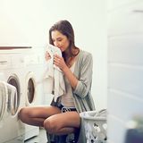 Frau vor Waschmaschine