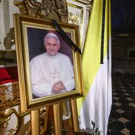 Historische Feierlichkeiten im Vatikan: Papst hält Trauerfeier für emeritierten Papst