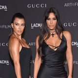 Kourtney (l.) und Kim Kardashian fielen zuletzt durch einen heftigen Streit bei "The Kardashians" auf.