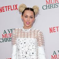 Miley Cyrus in einem weißen Kleid.